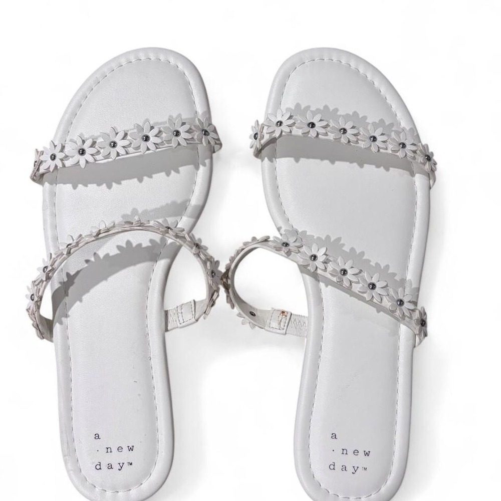 A New‎ Day White Daisy Floral Slide Sandals (NWOT)